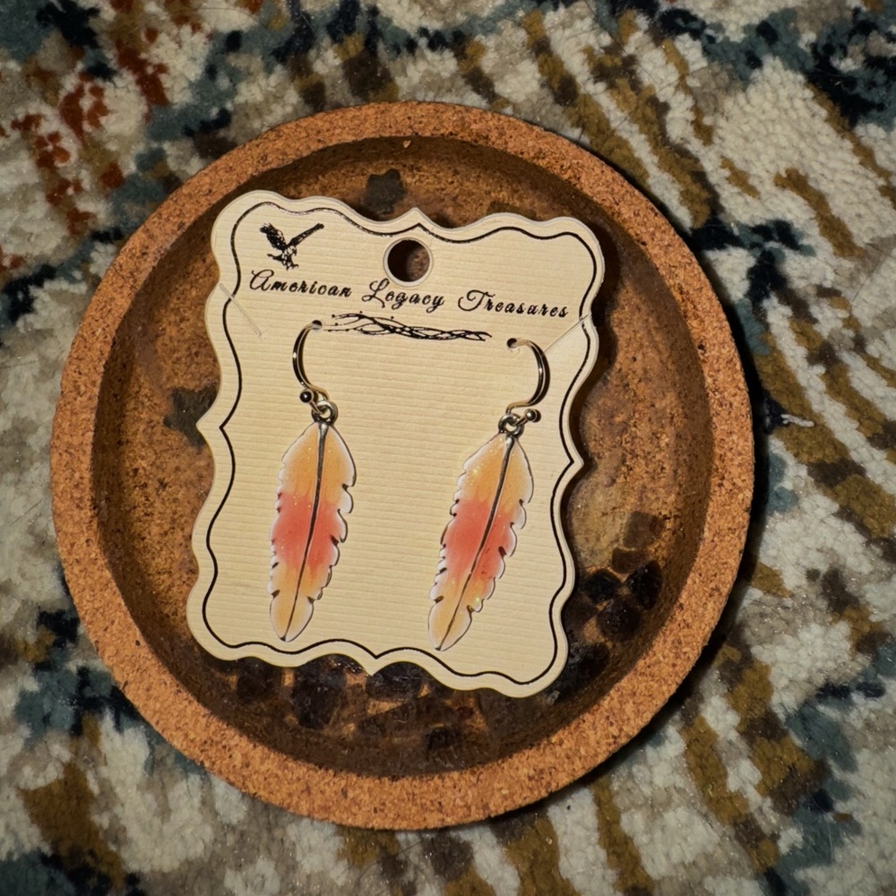 Orange/Pink dangly feather earrings! 🧡🪶🩷
